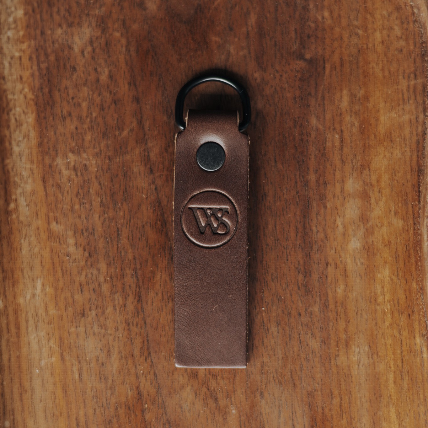 Wood Style Kožená Klíčenka D- Tmavě hnědá