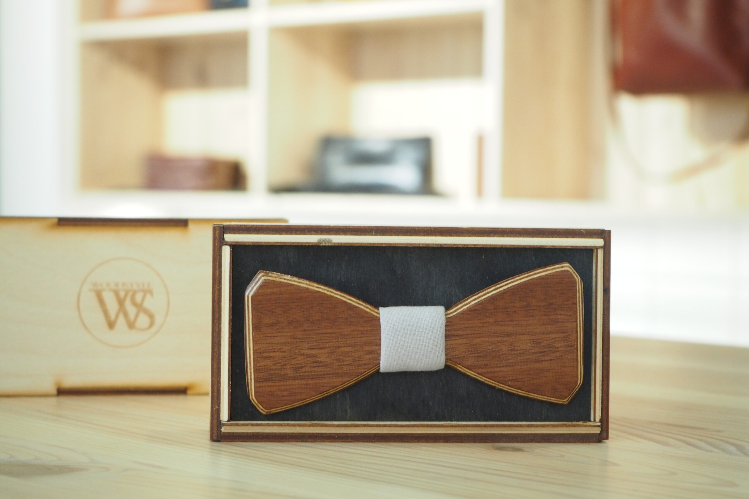 Wood Style Motýlek Hranatý Třešeň Barva středu: Šedá