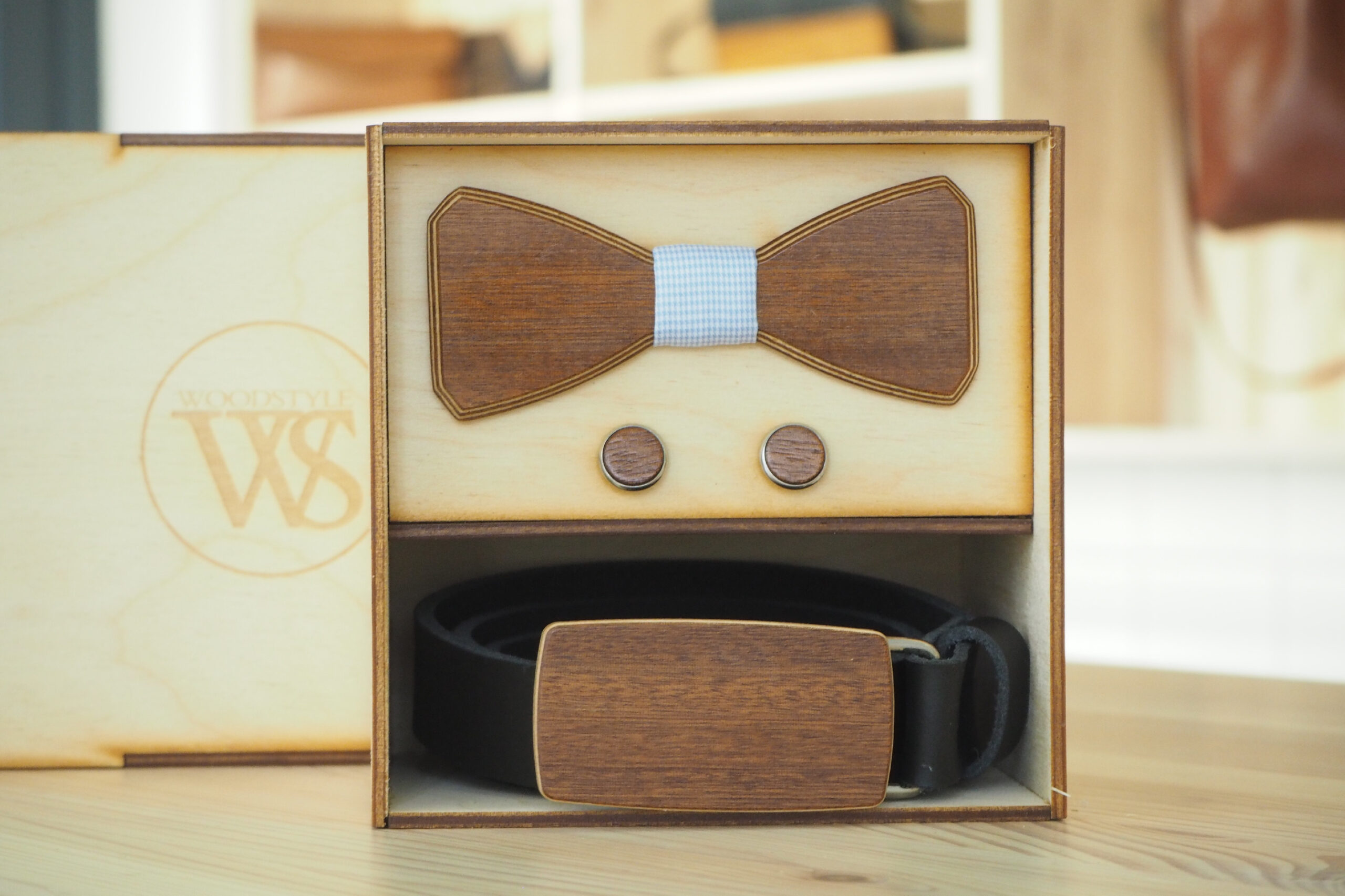 Wood Style Set Hranatý Třešeň -  opasek,motýlek a manžetové knoflíčky Obvod pasu: 70, Barva středu: Modrá se vzorem