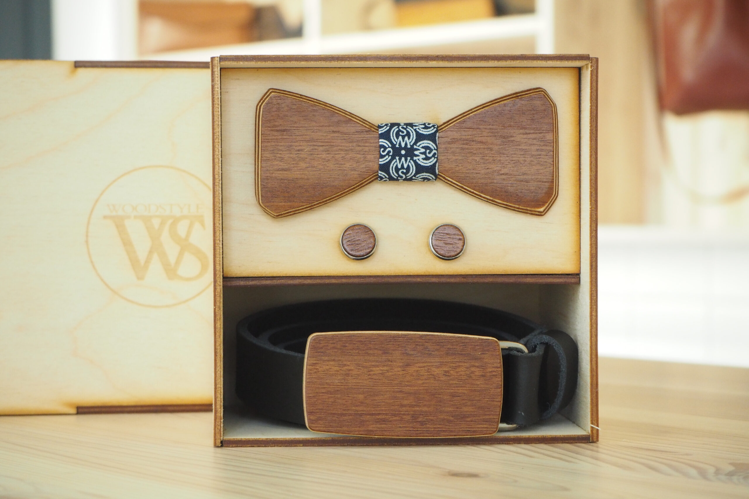 Wood Style Set Hranatý Třešeň -  opasek,motýlek a manžetové knoflíčky Obvod pasu: 115, Barva středu: WS Modrotisk