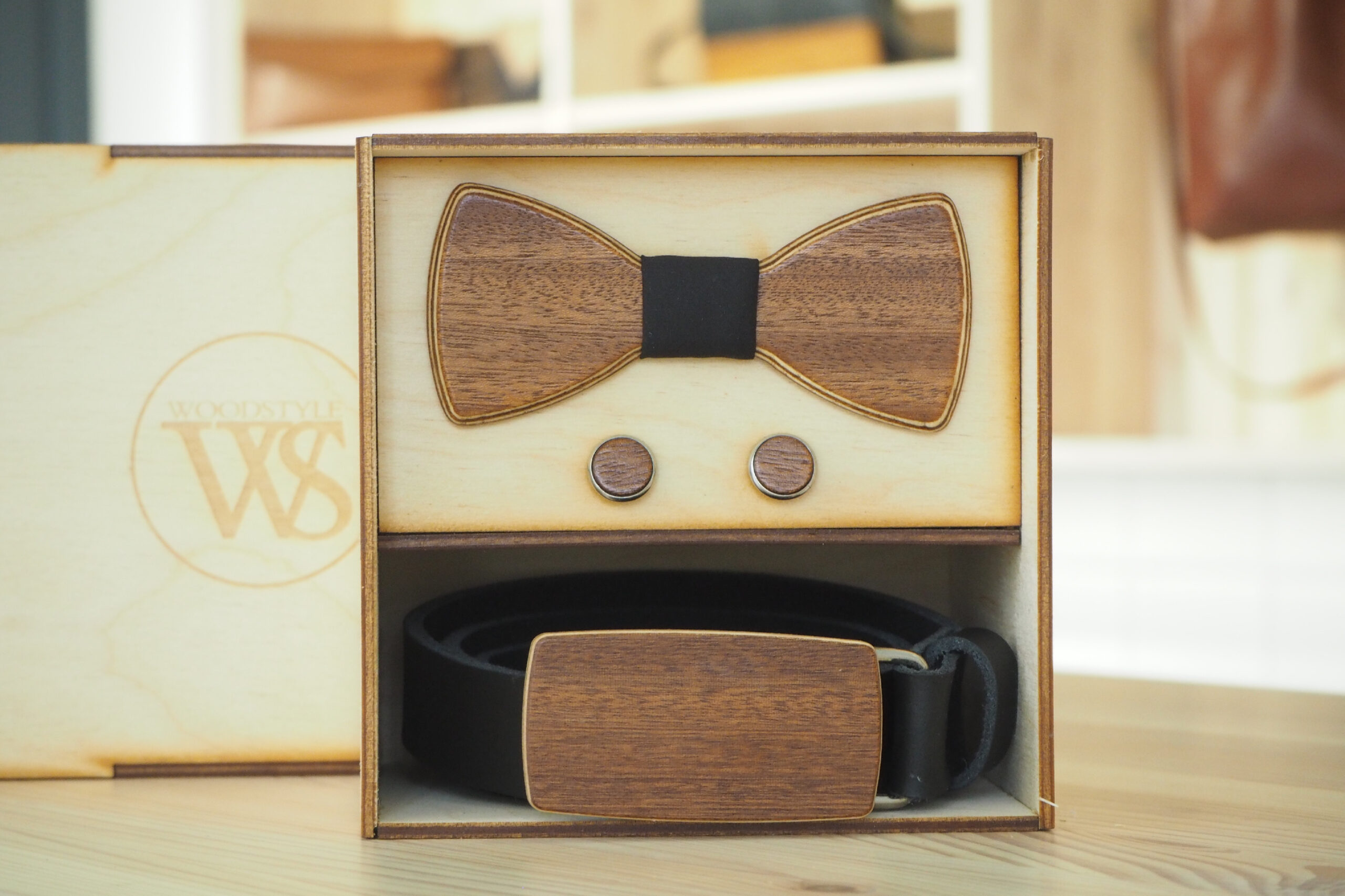 Wood Style Set Kulatý Třešeň  -  opasek,motýlek a manžetové knoflíčky Obvod pasu: 115, Barva středu: Černá