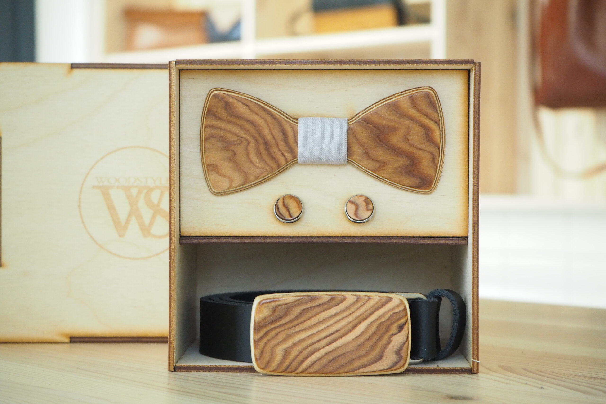 Wood Style Set Kulatý Kořenice -  opasek,motýlek a manžetové knoflíčky Obvod pasu: 95, Barva středu: Šedá