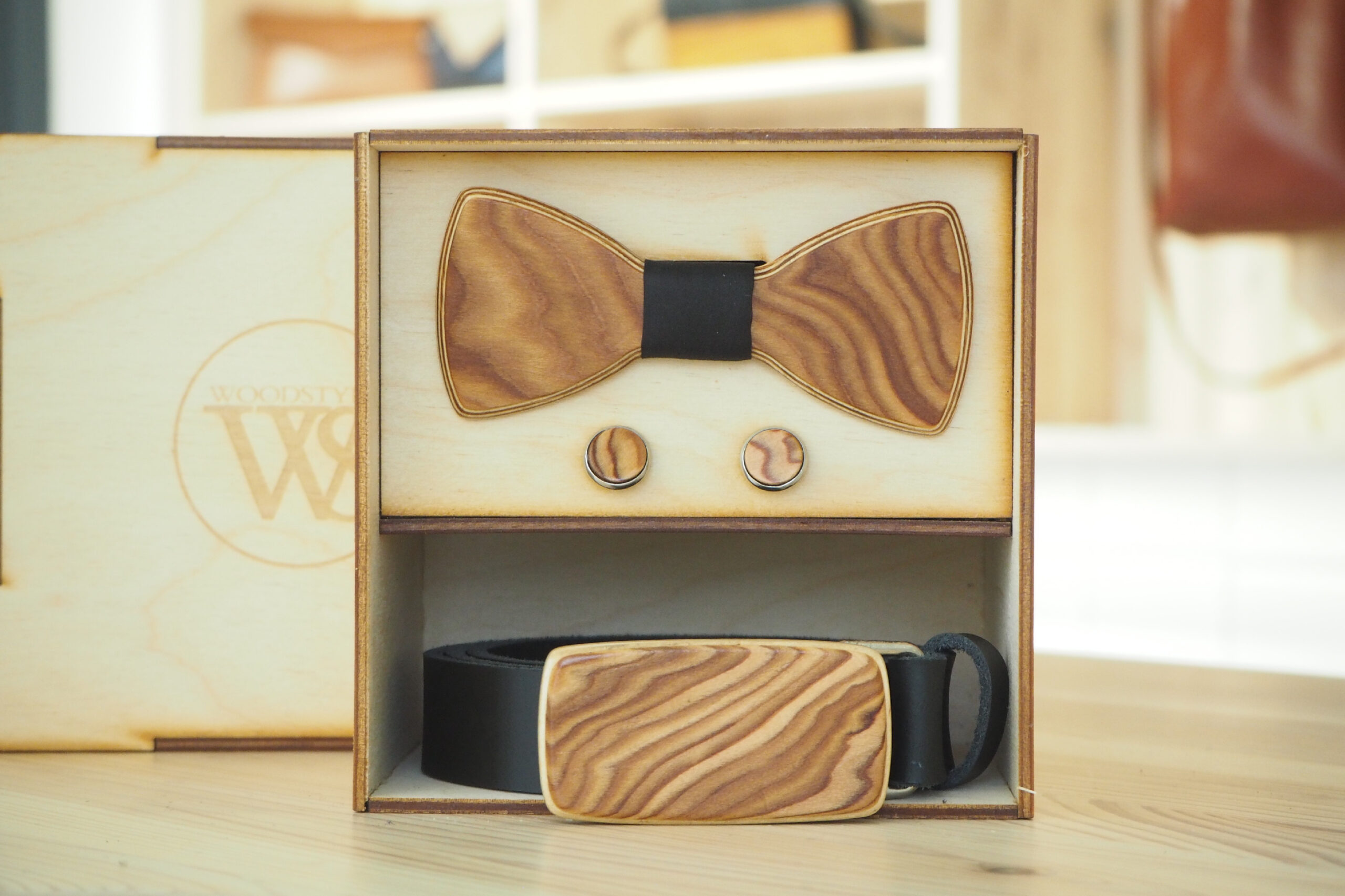 Wood Style Set Kulatý Kořenice - opasek,motýlek a manžetové knoflíčky Obvod pasu: 85, Barva středu: Černá