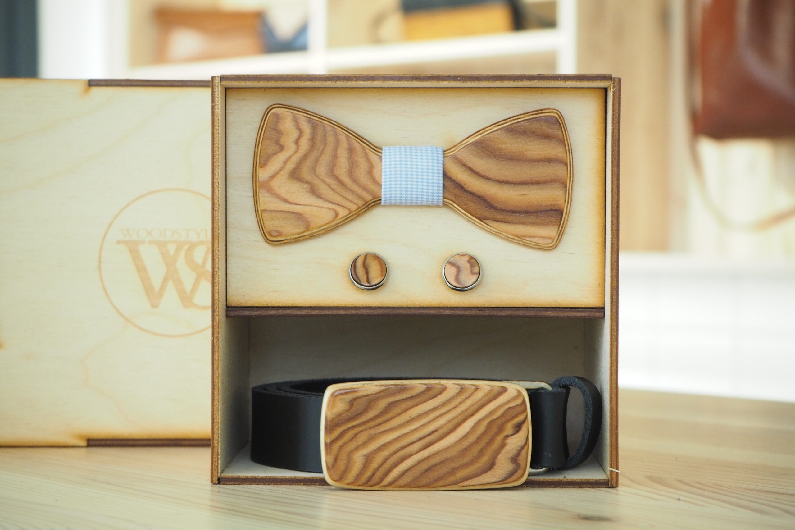 Wood Style Set Kulatý Kořenice -  opasek,motýlek a manžetové knoflíčky Obvod pasu: 80, Barva středu: Modrá se vzorem