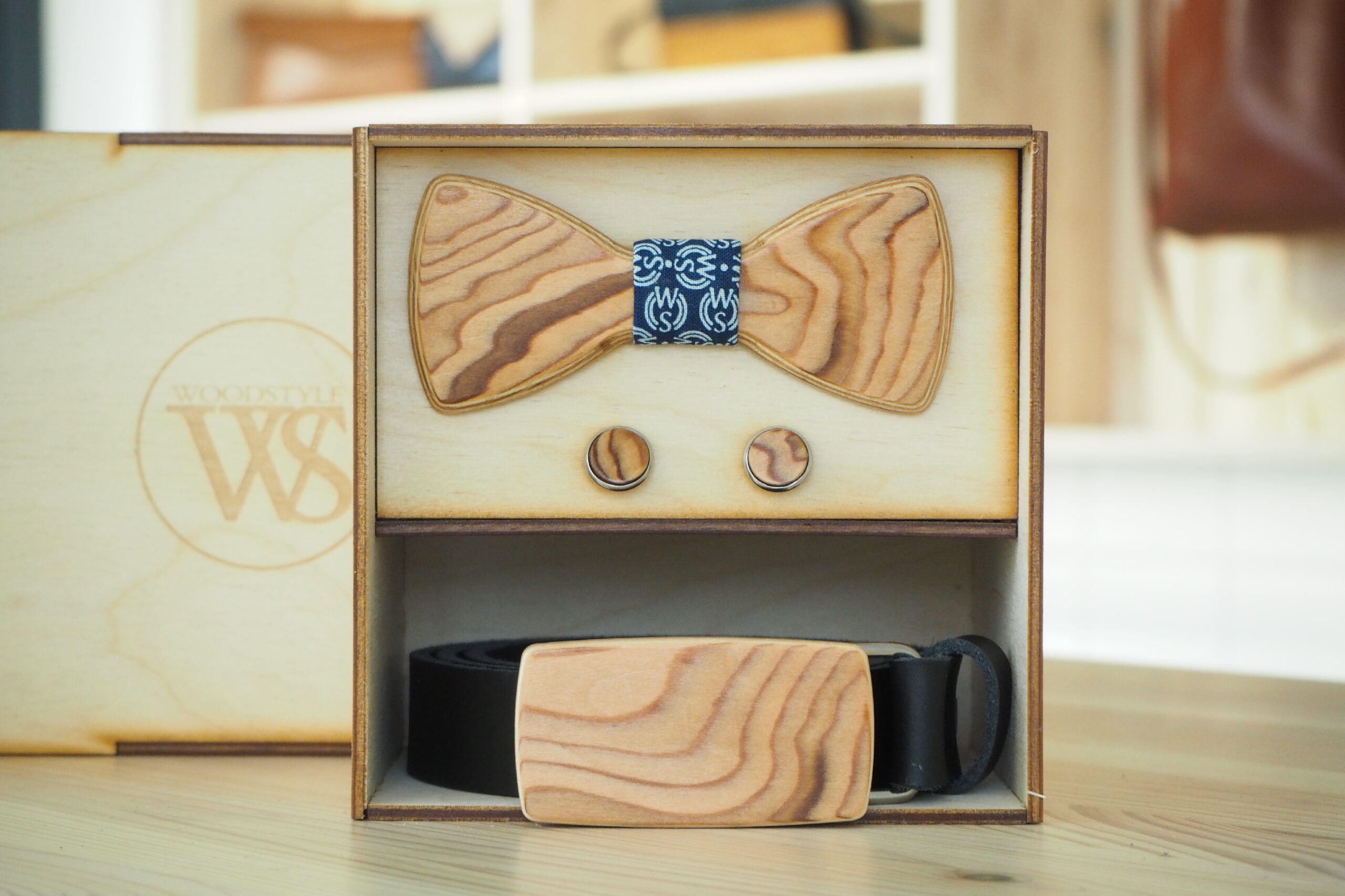 Wood Style Set Kulatý Kořenice -  opasek,motýlek a manžetové knoflíčky Obvod pasu: 70, Barva středu: WS Modrotisk