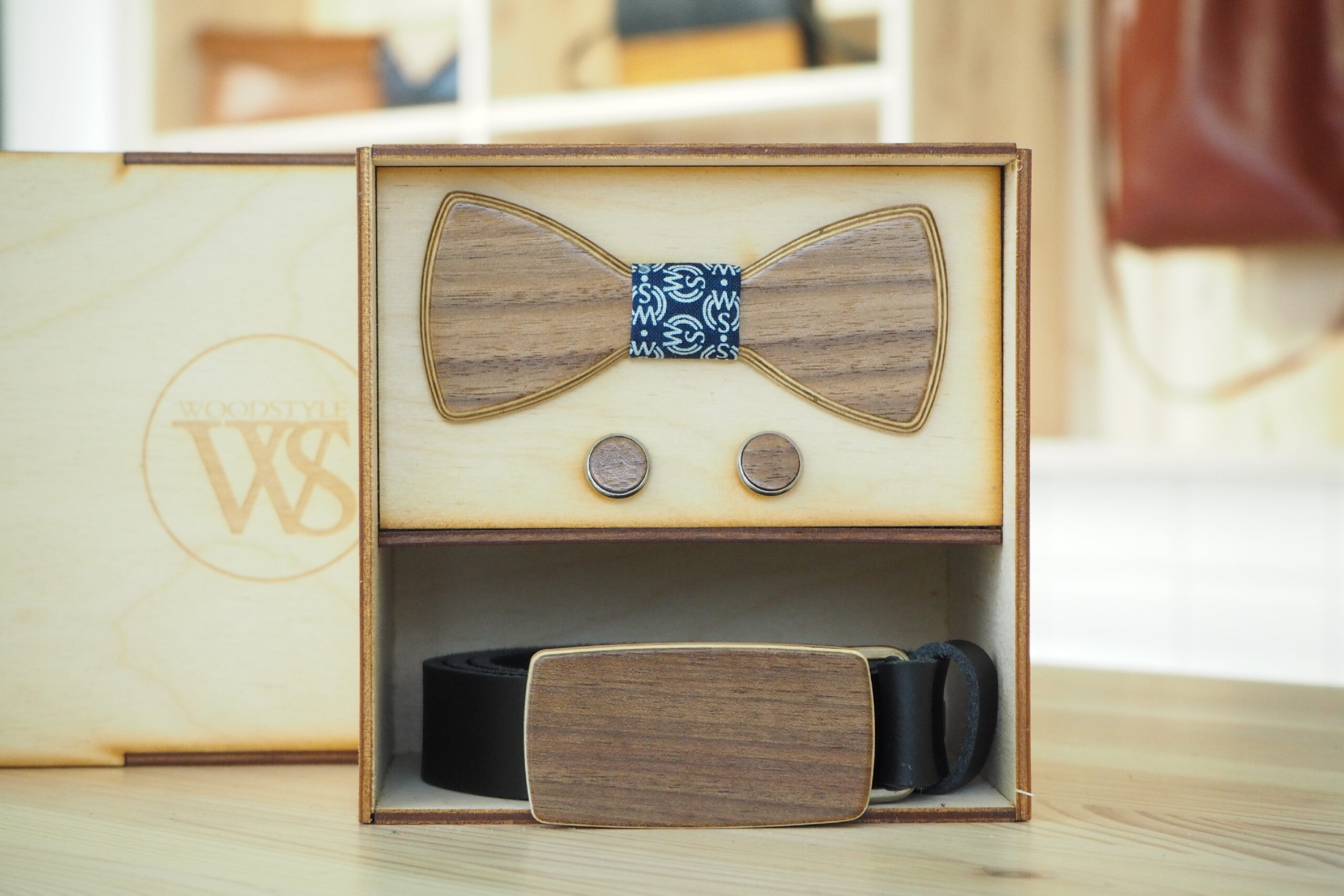 Wood Style Set Kulatý Ořech americký  -  opasek,motýlek a manžetové knoflíčky Obvod pasu: 90, Barva středu: WS Modrotisk