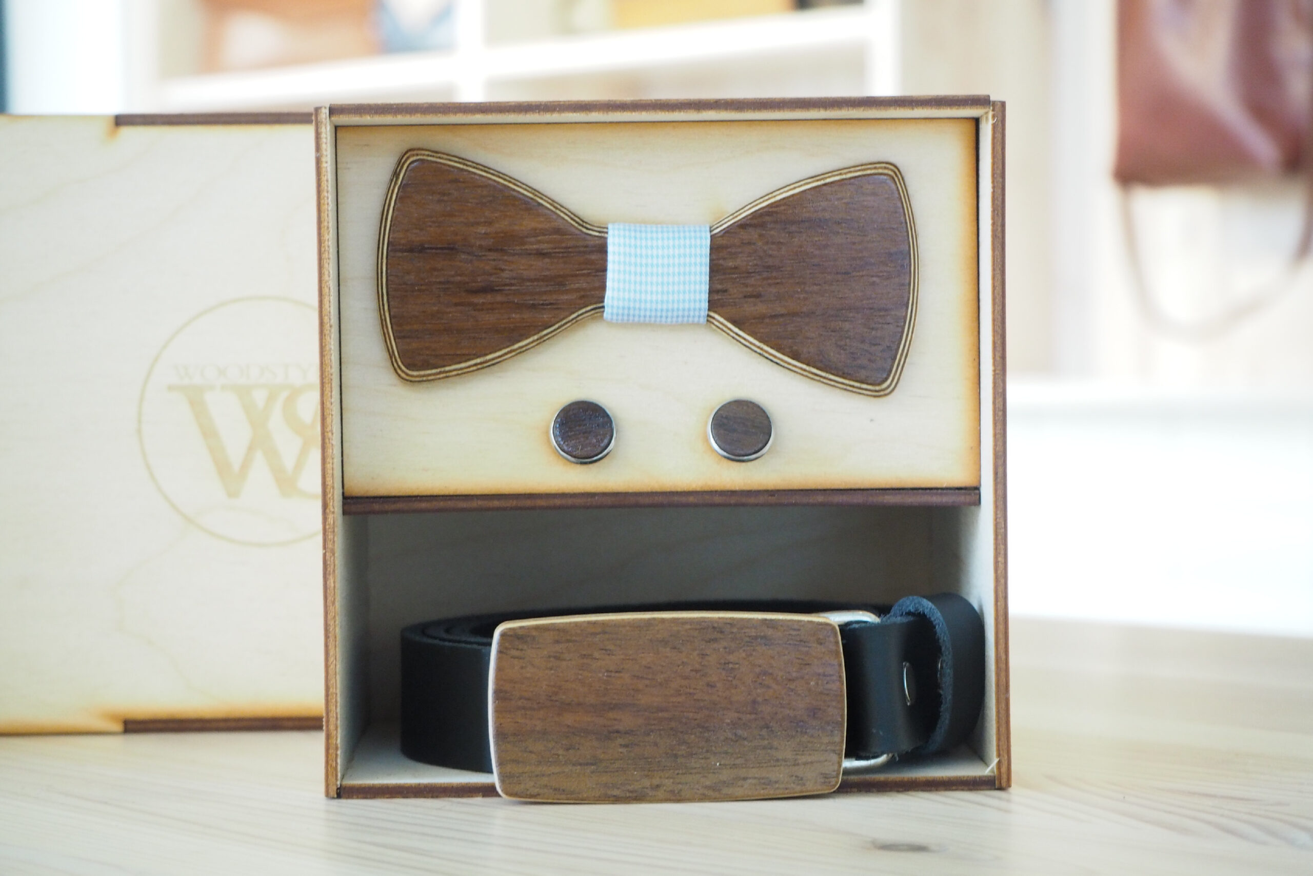 Wood Style Set Kulatý Ořech  -  opasek,motýlek a manžetové knoflíčky Obvod pasu: 120, Barva středu: Modrá se vzorem