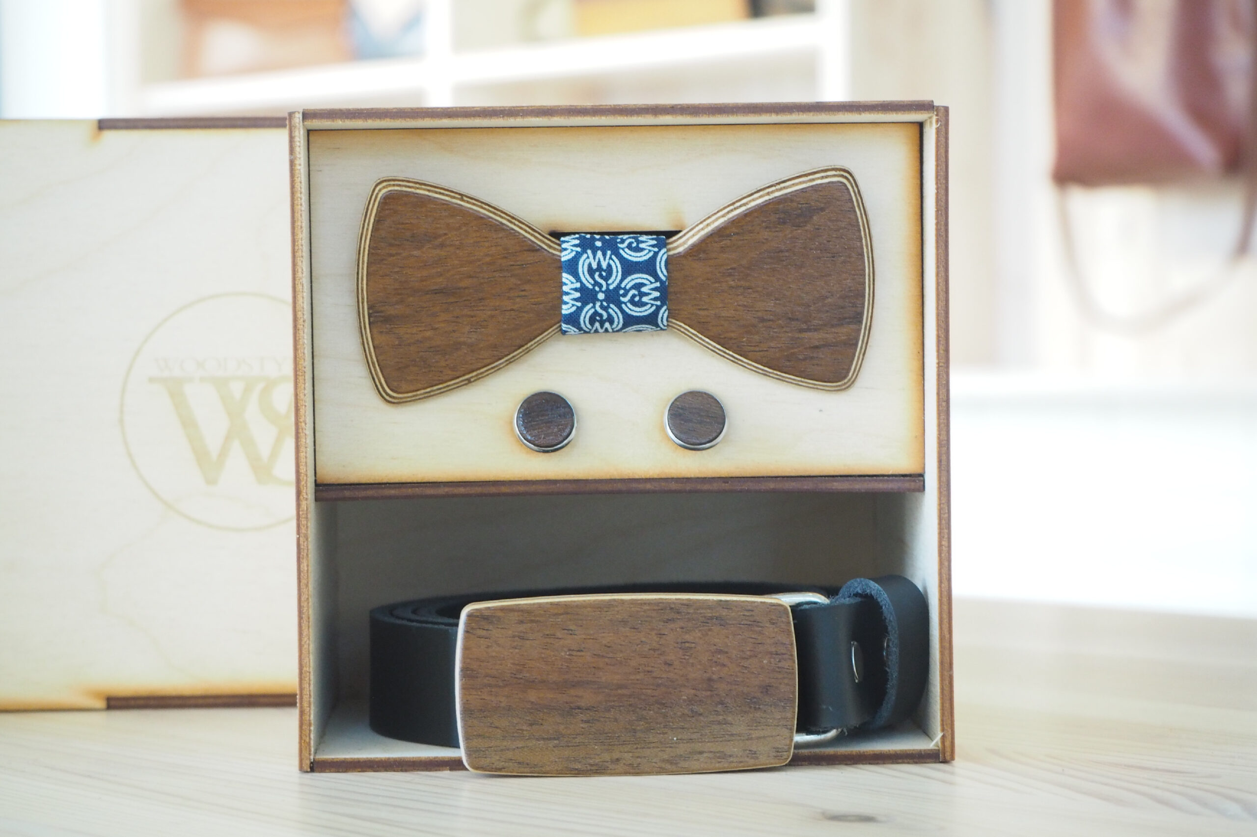 Wood Style Set Kulatý Ořech  -  opasek,motýlek a manžetové knoflíčky Obvod pasu: 110, Barva středu: WS Modrotisk
