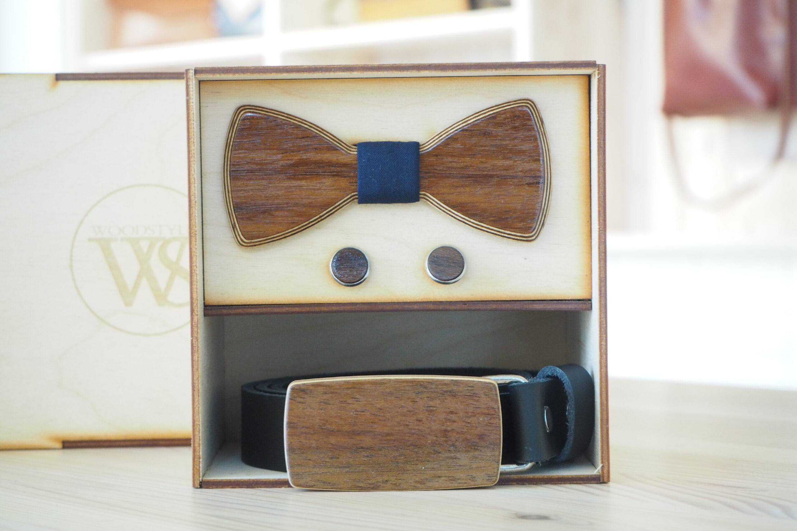 Wood Style Set Kulatý Ořech  -  opasek,motýlek a manžetové knoflíčky Obvod pasu: 75, Barva středu: Modrotisk
