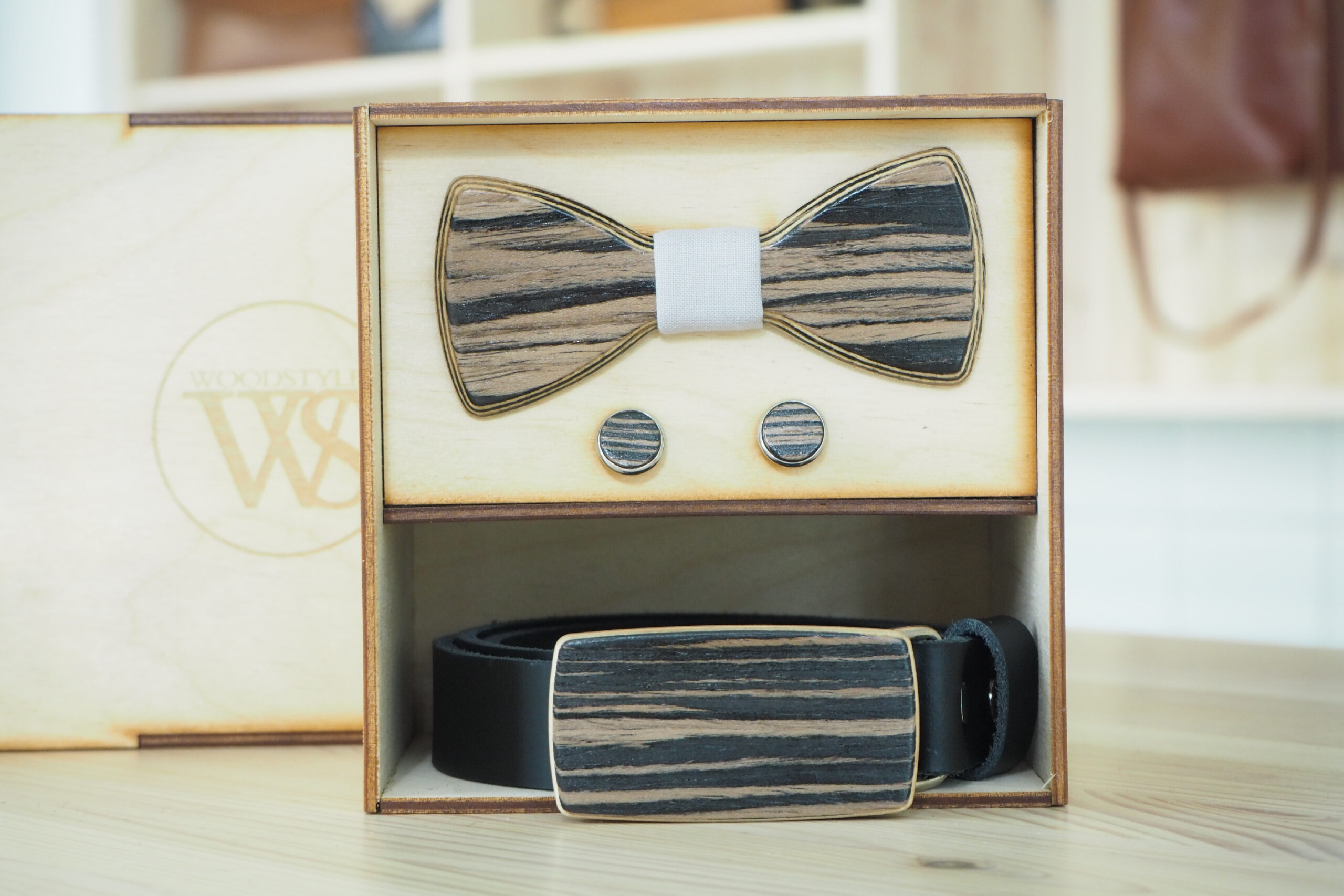 Wood Style Set Kulatý Dub černý  -  opasek,motýlek a manžetové knoflíčky Obvod pasu: 90, Barva středu: Šedá