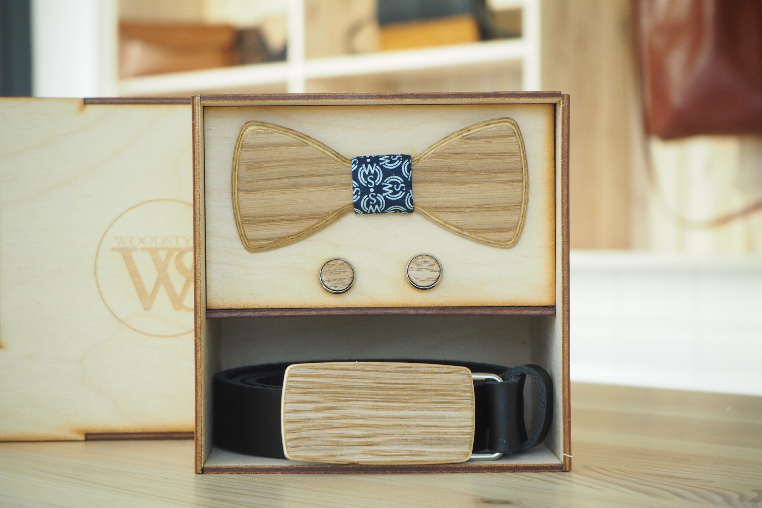 Wood Style Set Kulatý WS Modrotisk  -  opasek, motýlek a manžetové knoflíčky Obvod pasu: 115, Barva kůže: Černá, Druh dýhy: Dub