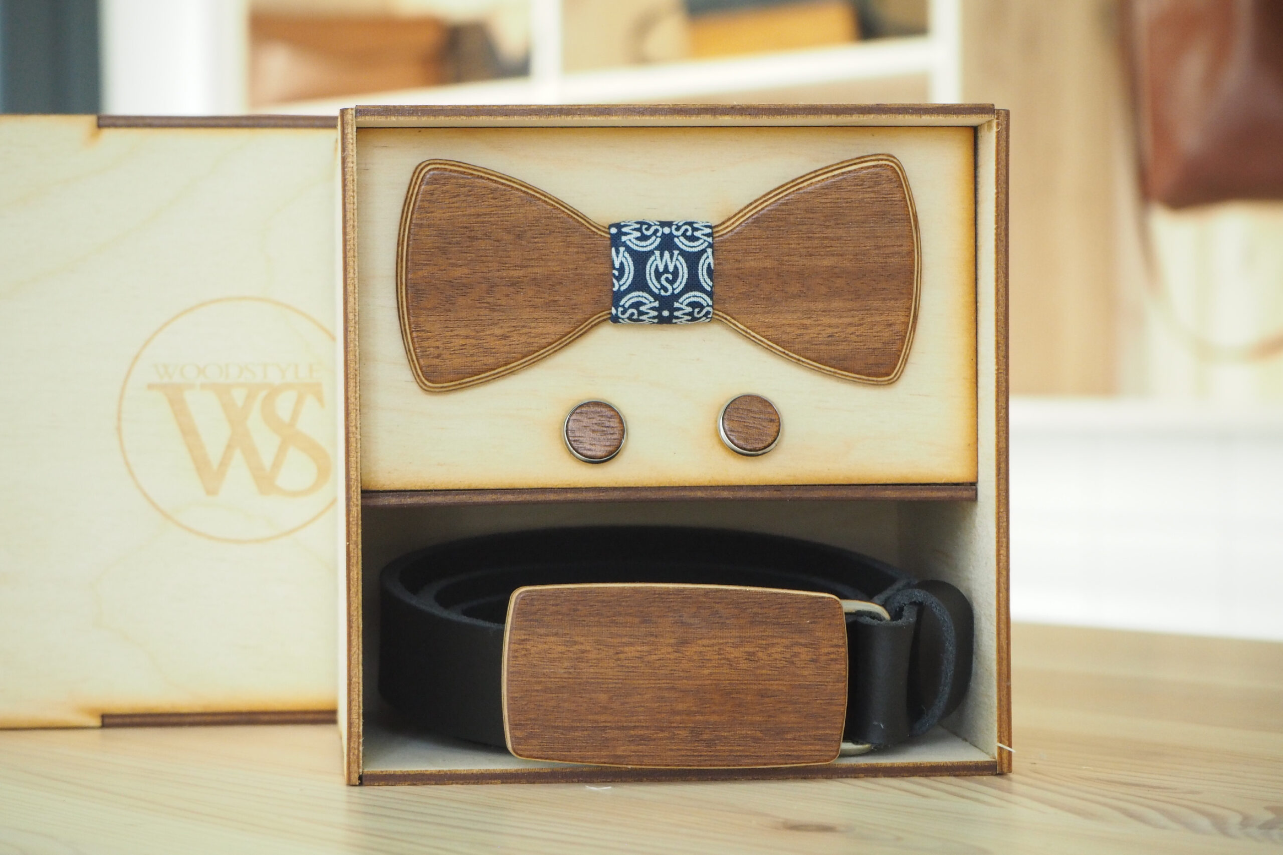 Wood Style Set Kulatý WS Modrotisk - opasek, motýlek a manžetové knoflíčky Obvod pasu: 95, Barva kůže: Černá, Druh dýhy: Třešeň