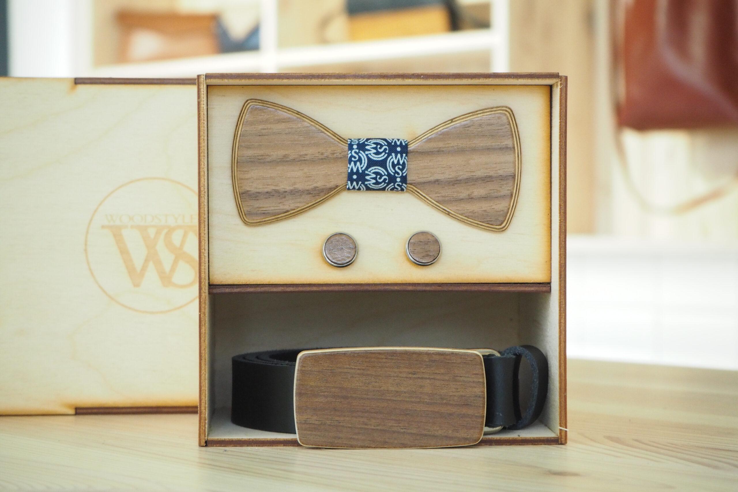 Wood Style Set Kulatý WS Modrotisk  -  opasek, motýlek a manžetové knoflíčky Obvod pasu: 110, Barva kůže: Černá, Druh dýhy: Ořech americký