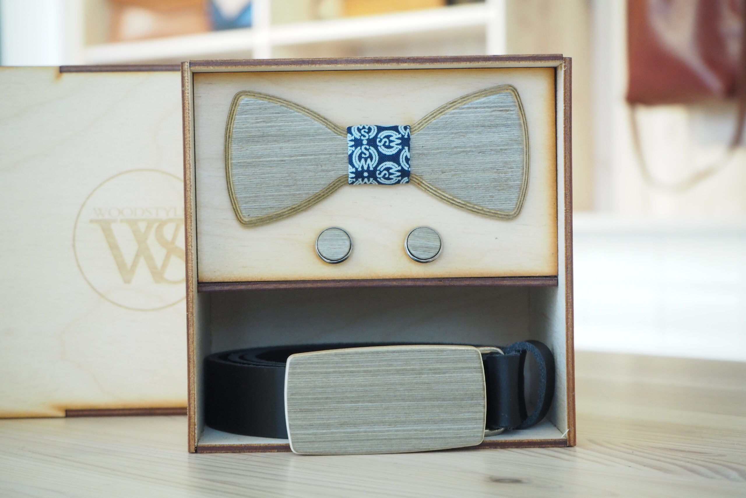 Wood Style Set Kulatý WS Modrotisk - opasek, motýlek a manžetové knoflíčky Obvod pasu: 115, Barva kůže: Hnědá, Druh dýhy: Šedé hedvábí