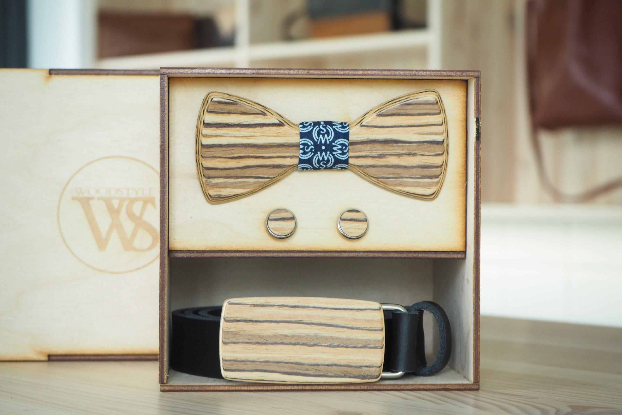 Wood Style Set Kulatý WS Modrotisk  -  opasek, motýlek a manžetové knoflíčky Obvod pasu: 120, Barva kůže: Černá, Druh dýhy: Zebrano
