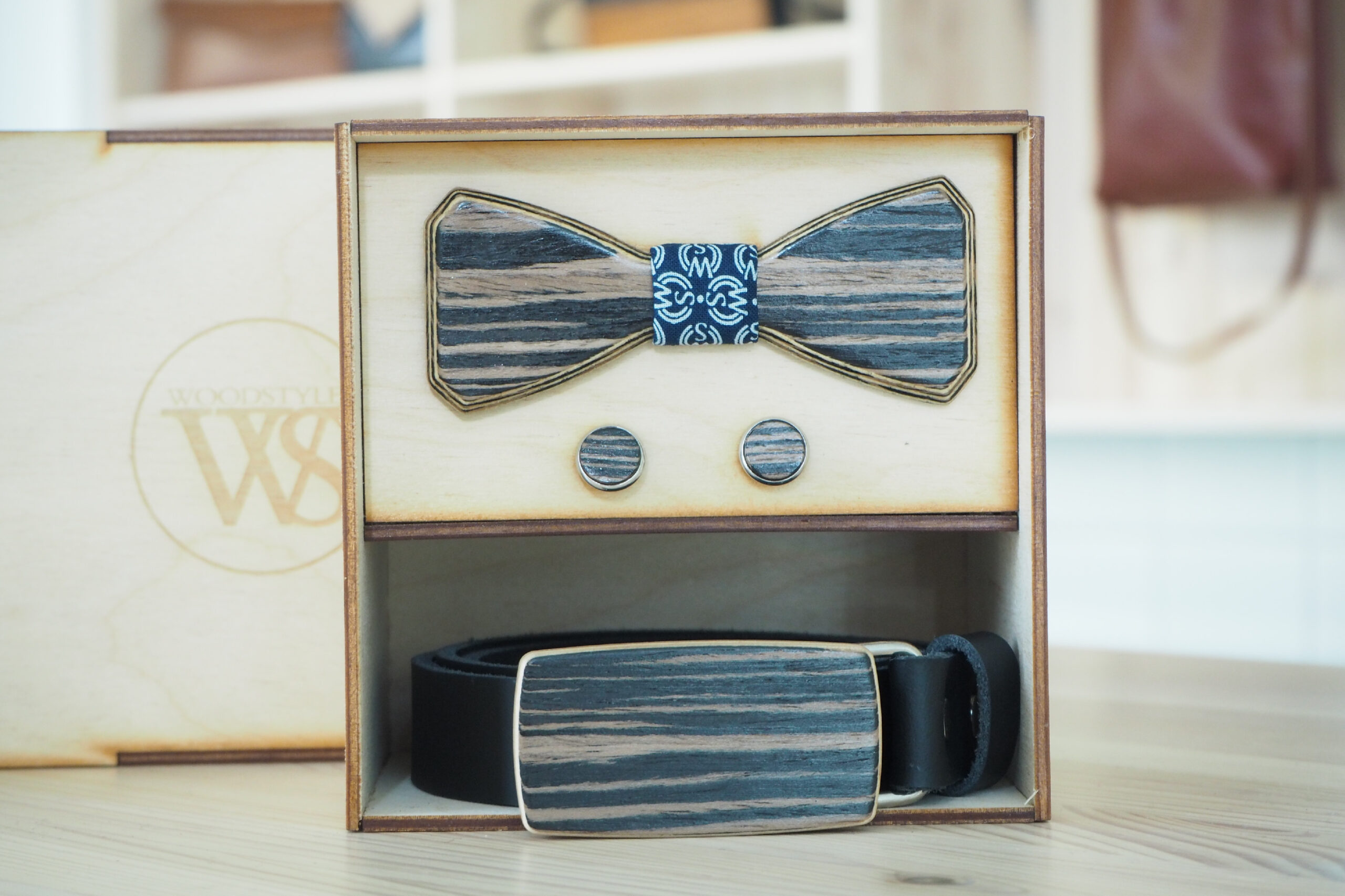 Wood Style Set Hranatý WS Modrotisk  -  opasek, motýlek a manžetové knoflíčky Obvod pasu: 70, Barva kůže: Černá, Druh dýhy: Dub černý