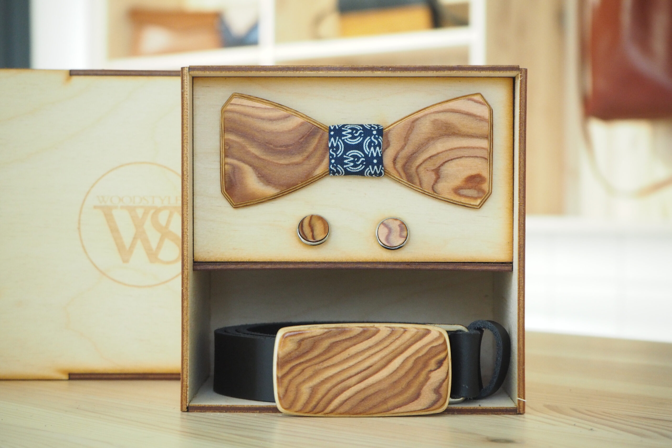 Wood Style Set Hranatý WS Modrotisk - opasek, motýlek a manžetové knoflíčky Obvod pasu: 115, Barva kůže: Černá, Druh dýhy: Kořenice