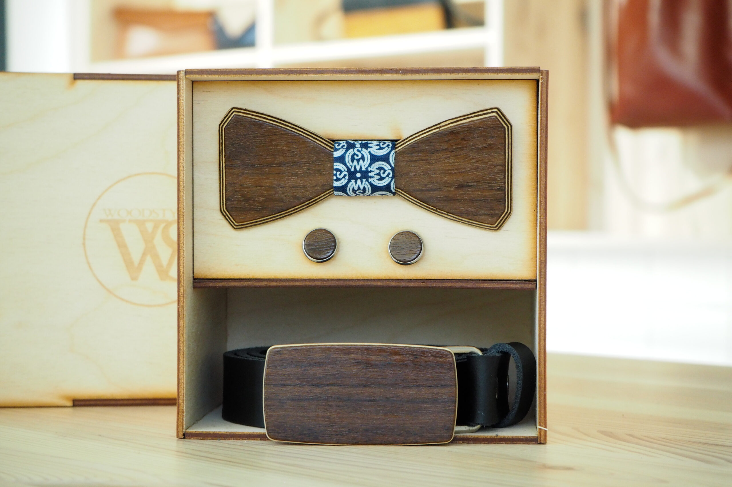 Wood Style Set Hranatý WS Modrotisk - opasek, motýlek a manžetové knoflíčky Obvod pasu: 110, Barva kůže: Hnědá, Druh dýhy: Ořech