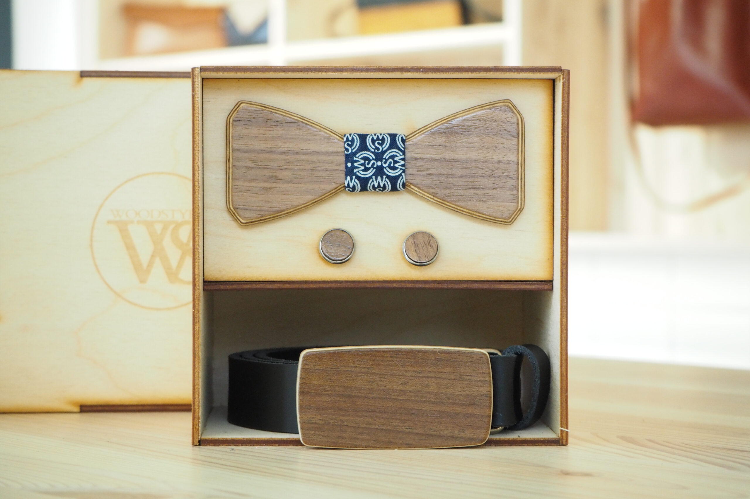 Wood Style Set Hranatý WS Modrotisk - opasek, motýlek a manžetové knoflíčky Obvod pasu: 90, Barva kůže: Hnědá, Druh dýhy: Ořech americký