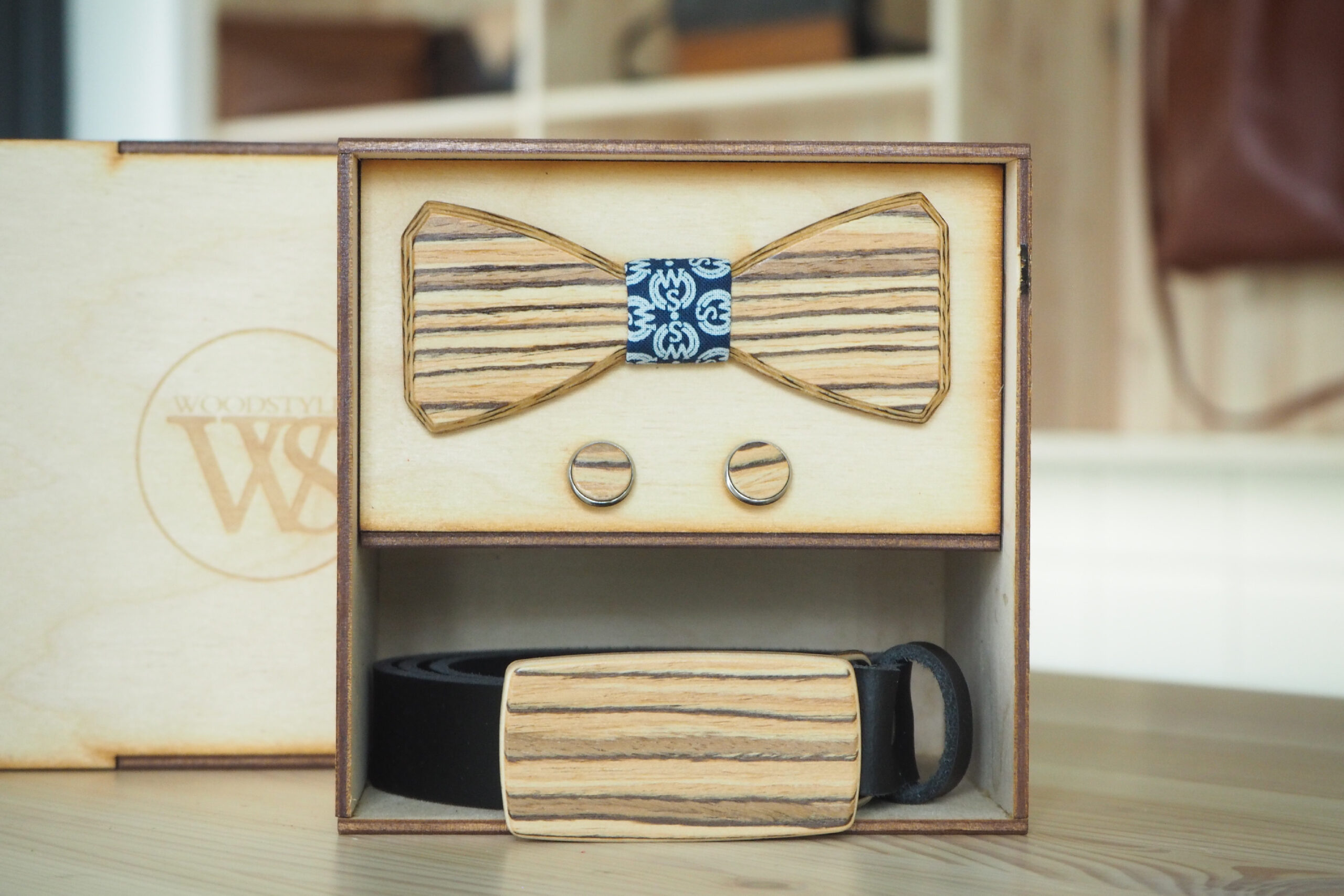 Wood Style Set Hranatý WS Modrotisk - opasek, motýlek a manžetové knoflíčky Obvod pasu: 80, Barva kůže: Černá, Druh dýhy: Zebrano