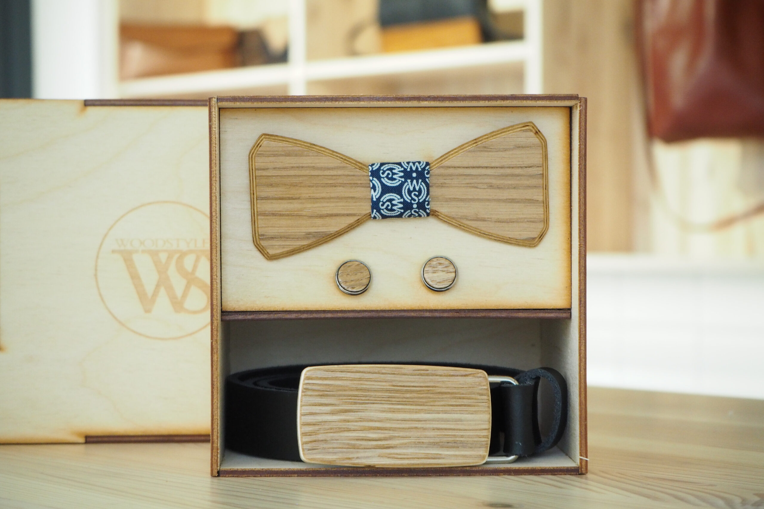 Wood Style Set Hranatý WS Modrotisk - opasek, motýlek a manžetové knoflíčky Obvod pasu: 105, Barva kůže: Černá, Druh dýhy: Dub