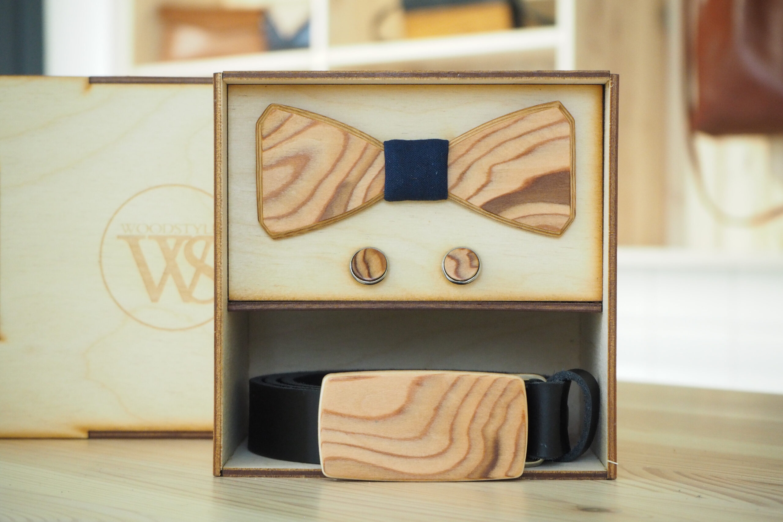 Wood Style Set Hranatý Modrotisk - opasek, motýlek a manžetové knoflíčky Obvod pasu: 120, Barva kůže: Hnědá, Druh dýhy: Kořenice