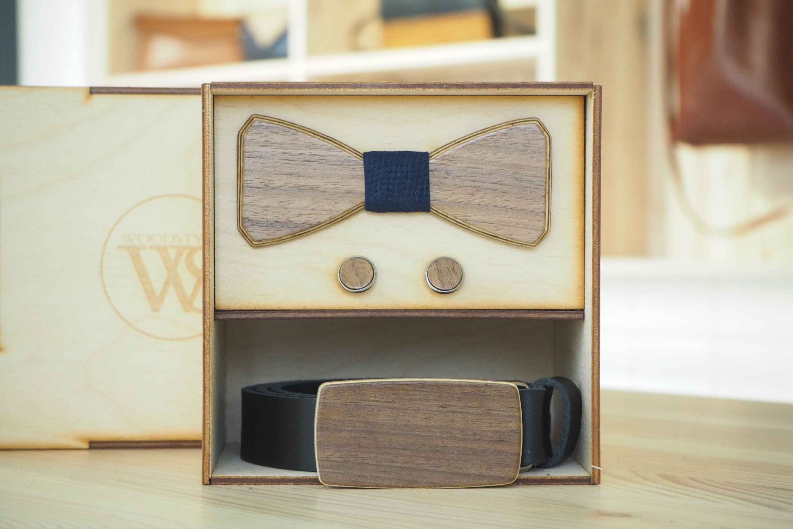 Wood Style Set Hranatý Modrotisk  -  opasek, motýlek a manžetové knoflíčky Obvod pasu: 100, Barva kůže: Hnědá, Druh dýhy: Ořech americký