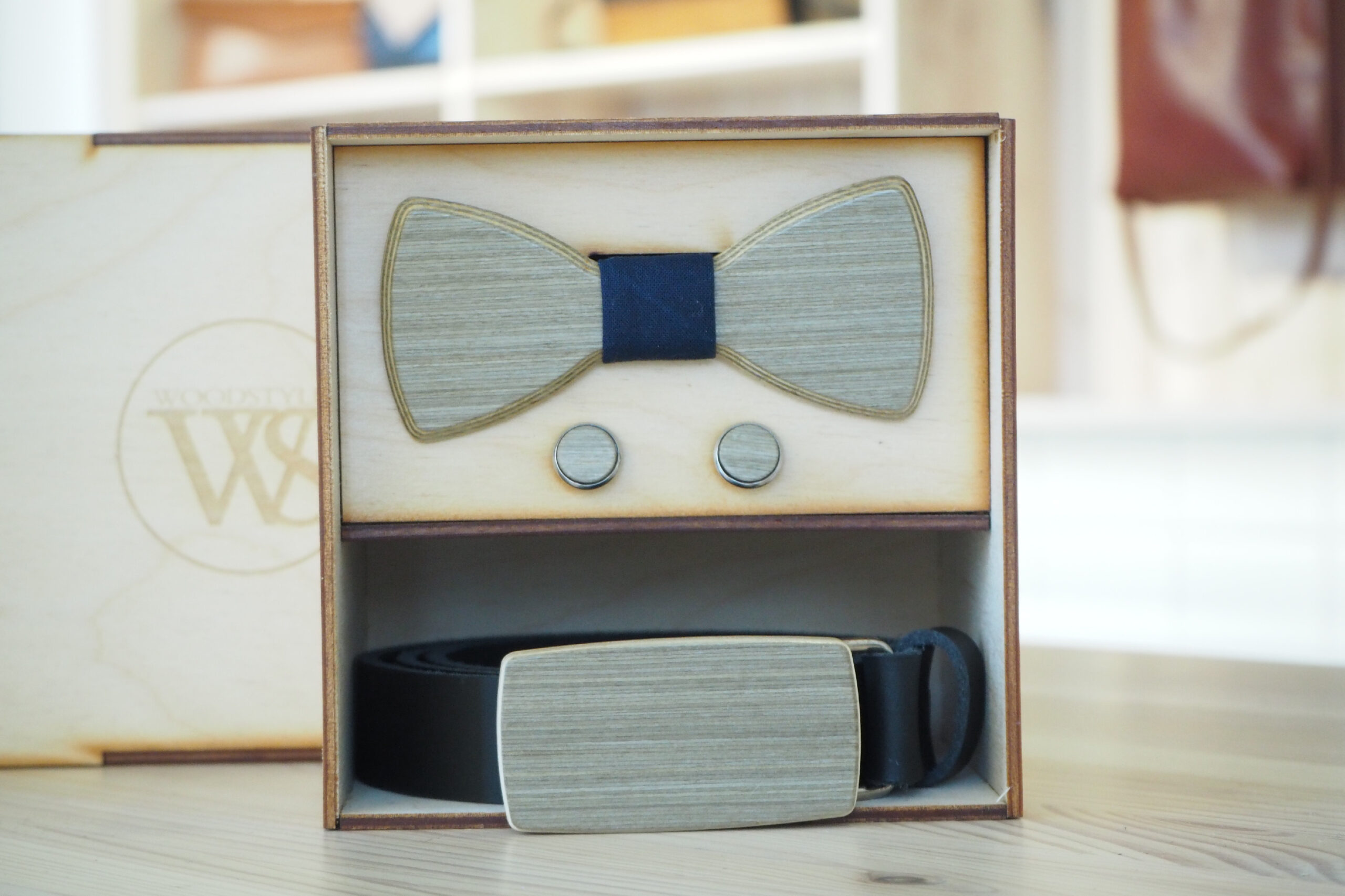 Wood Style Set Kulatý Modrotisk - opasek, motýlek a manžetové knoflíčky Obvod pasu: 70, Barva kůže: Hnědá, Druh dýhy: Šedé hedvábí